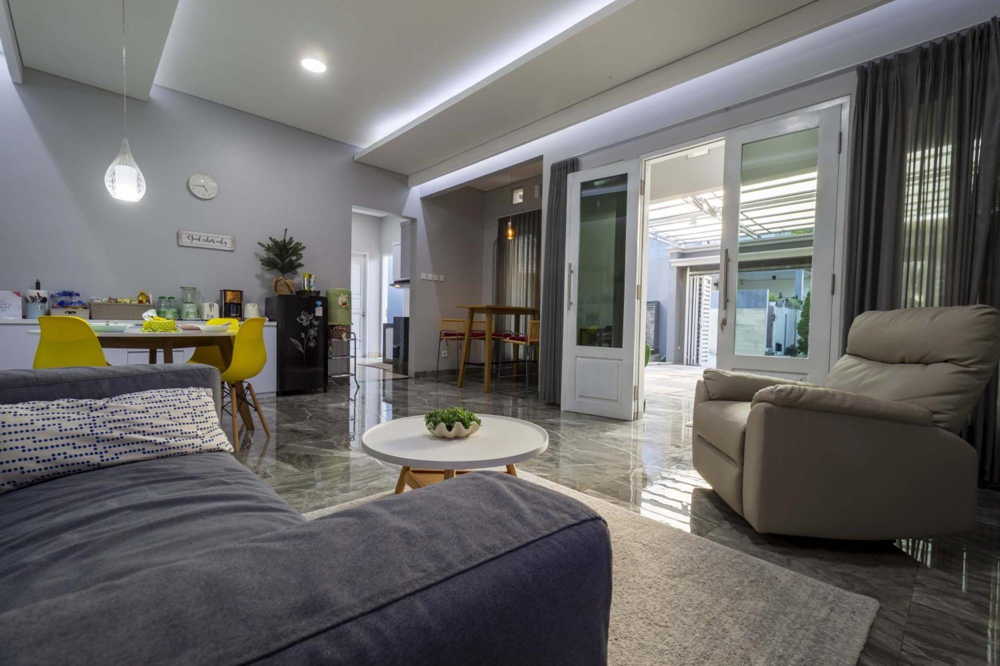 Villa Palm Springs By Reqhome Ciater Hilir Exterior photo
